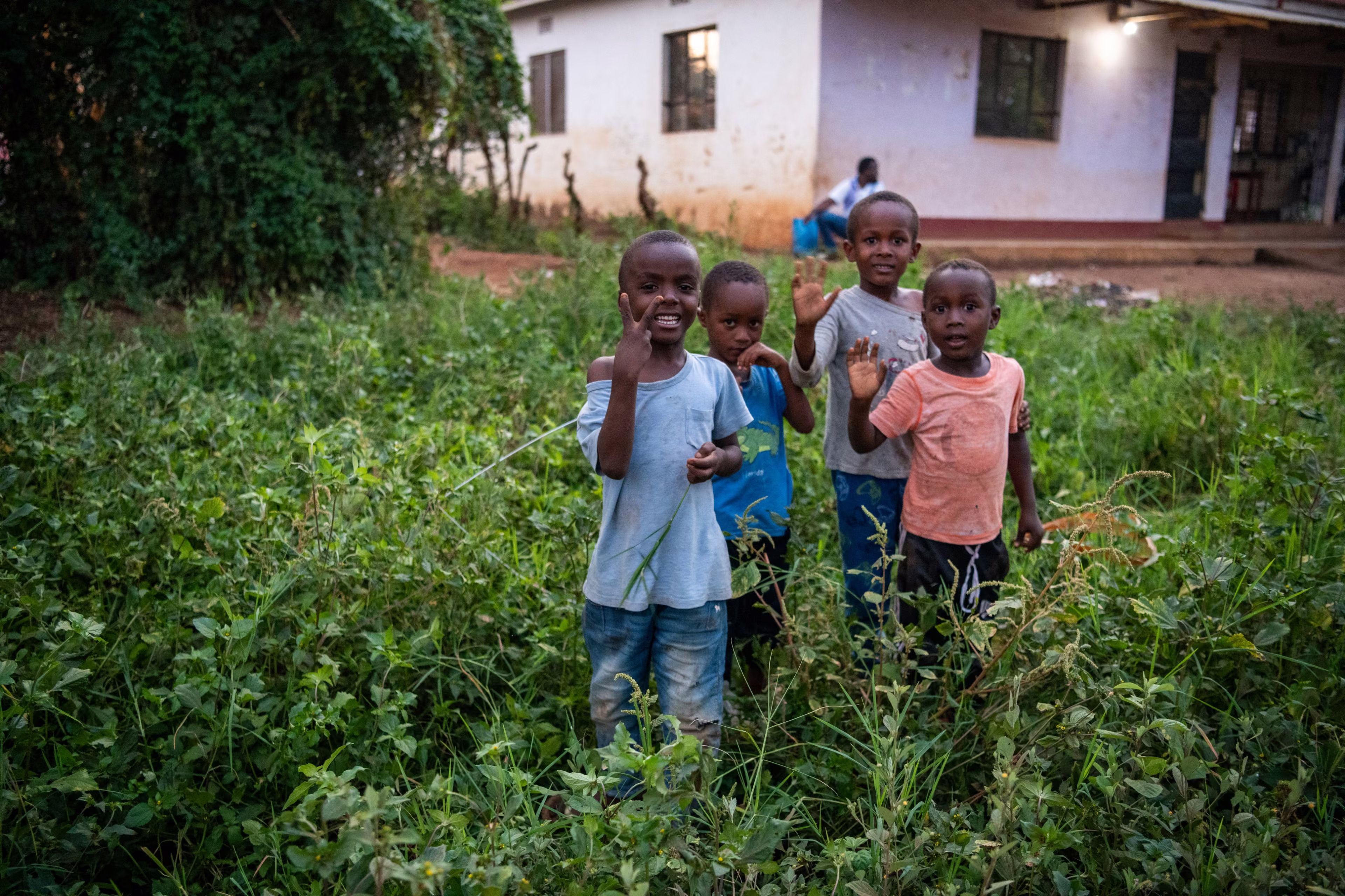 Quatre enfants, l'herbe jusqu'aux genoux