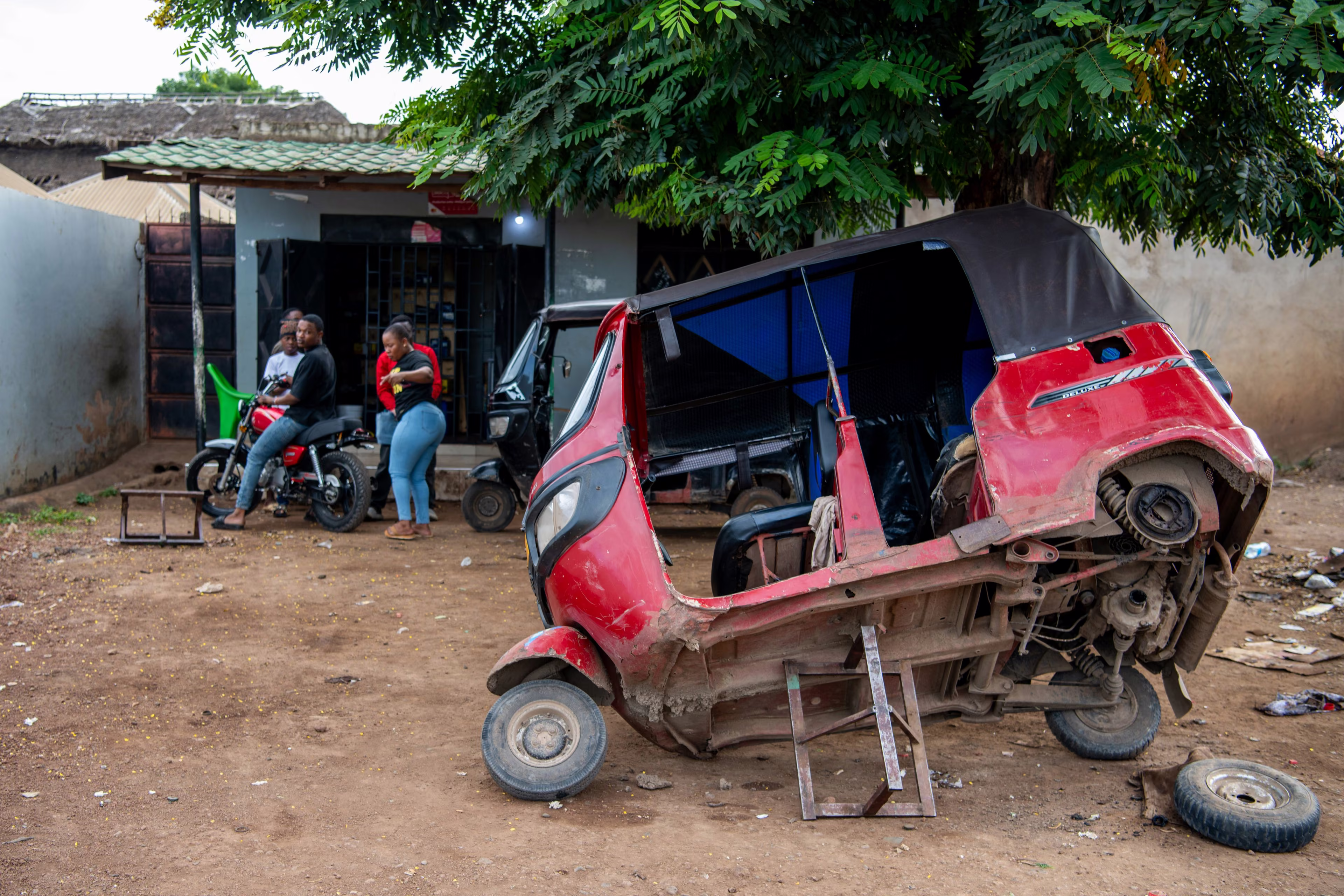 L'atelier de réparation des tuk-tuk